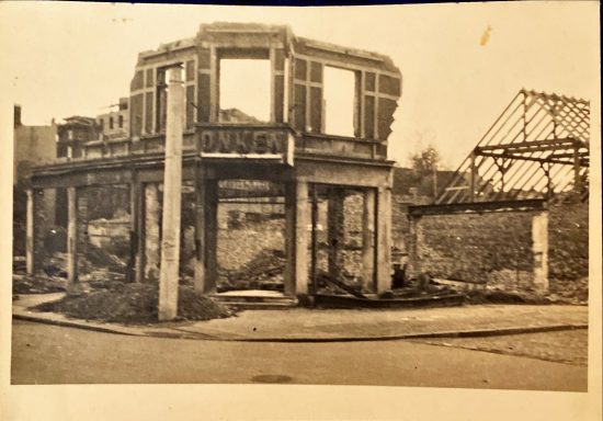 Zerstörtes Gebäude mit freiliegendem Rahmen und fehlenden Wänden.