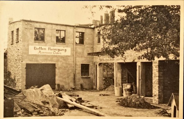 Bedürftiger Wiederaufbau des Geschäfts in einem alten Lager im Jahre 1947.